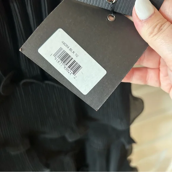 NWT 49054 Mac Duggal Ieena Black Sleeveless Ruffle Tiered V Neck Gown - Picture 4 of 6